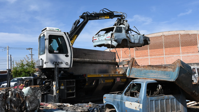 arranca la compactacion de autos y otros vehiculos abandonados en la plata