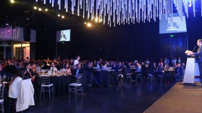 garro junto a empresarios, desarrolladores, pymes y comerciantes que apoyan su reeleccion