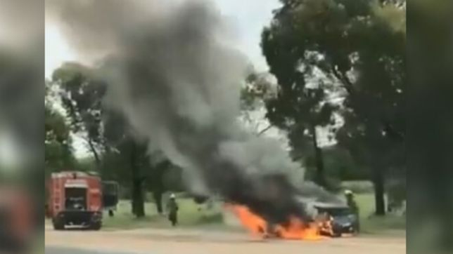tension y susto: se incendio un auto en la autopista la plata-buenos aires