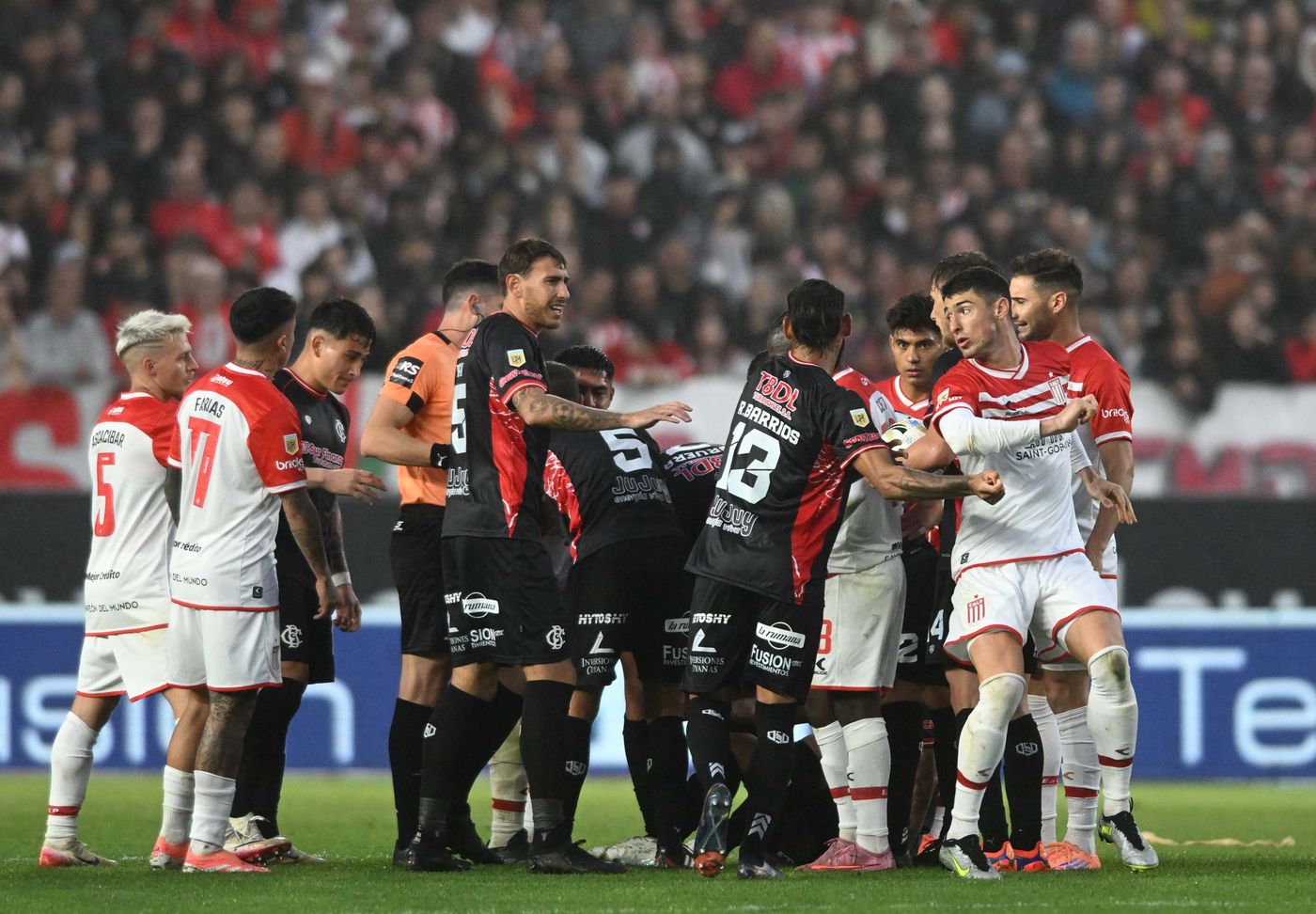 Estudiantes Barracas Central pelea