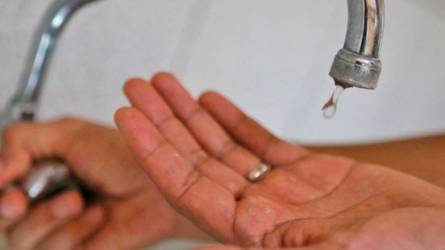 se multiplican los reclamos contra absa por la falta de agua en la plata