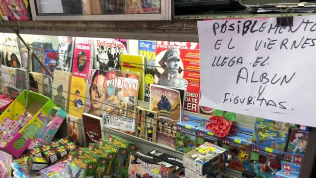 me vuelven loco todo el tiempo: furor en el centro de la plata por el album del mundial