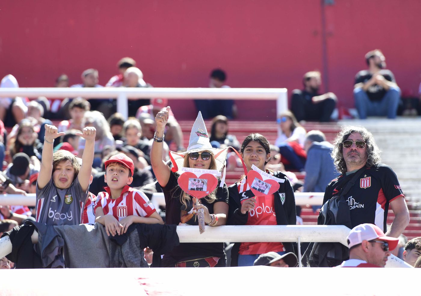 Estudiantes Gimnasia hinchada