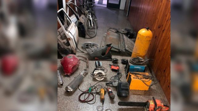 puertas, canos de escape y parabrisas: desbarataron un taller clandestino en la plata