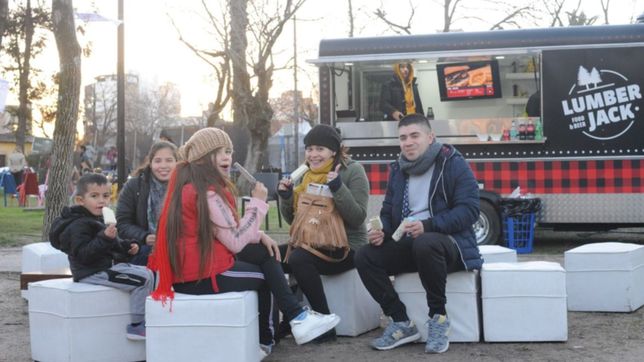 juegos, musica y gastronomia: vuelve la feria de plaza azcuenaga por el dia del trabajador