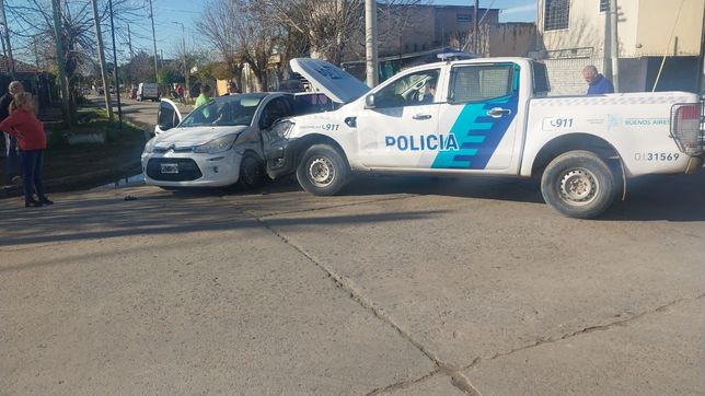 un conductor quedo atrapado en su auto tras chocar con un patrullero