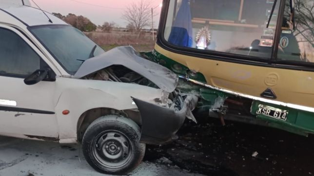 milagro en la plata: un conductor quedo atrapado tras chocar de frente contra un micro