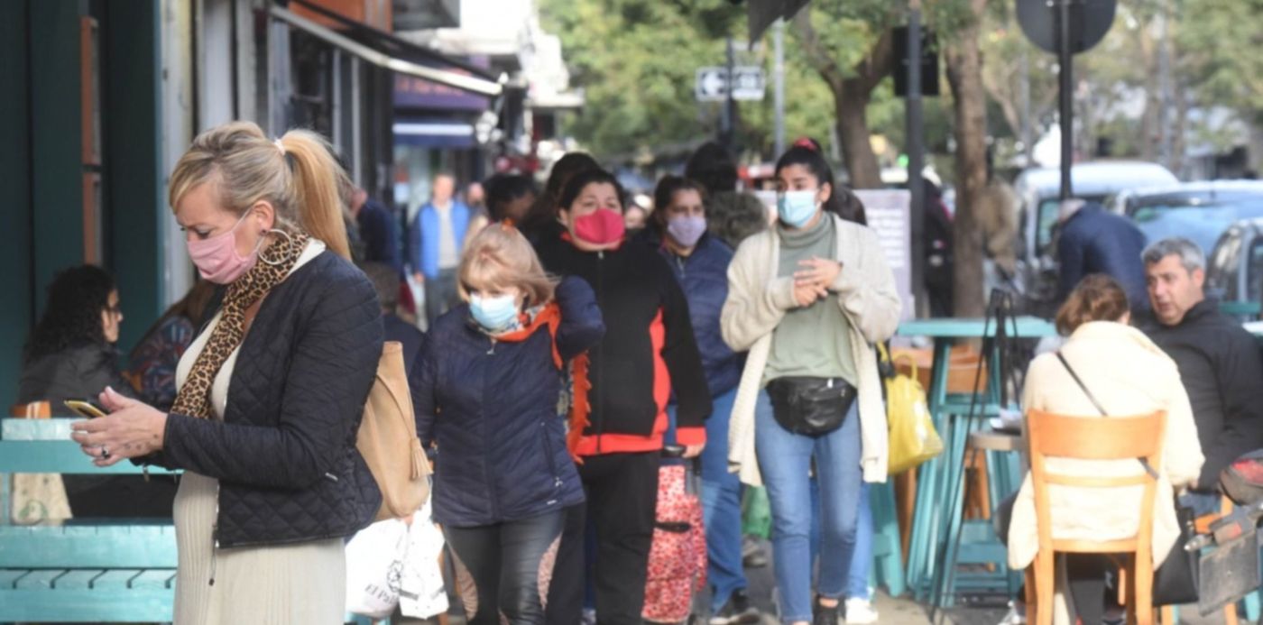calles de La Plata con gente con barbijo en pandemia de coronavirus cuarentena aislamiento