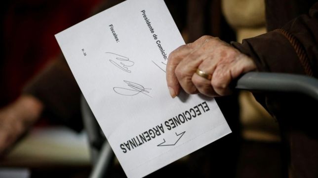 ¿pegado o no? la camara electoral explico como debera ser entregado el sobre con el voto