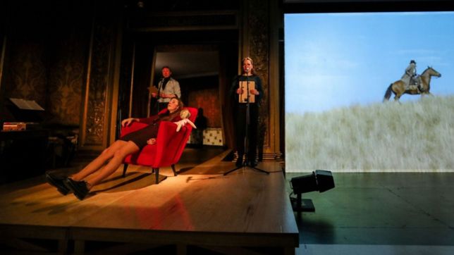 cosas como si nunca, la obra que mezcla historia, realidad y ficcion llega al argentino