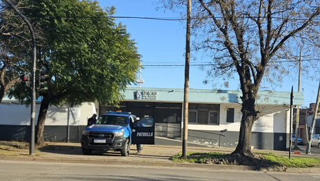 Otro ataque a una escuela de La Plata: destrozaron puertas y ventanas y robaron notebooks y parlantes