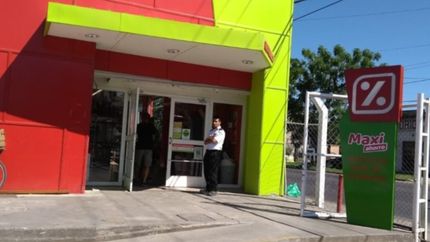 De película: casi entran a robar a un supermercado Día de Ensenada haciendo un boquete