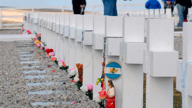 detectan vandalismo de las tumbas de soldados argentinos en el cementerio de darwin