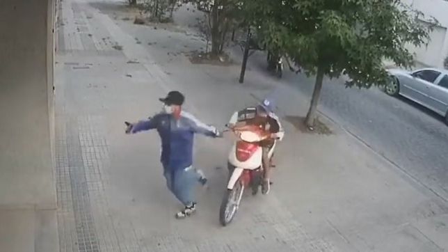 video: rompieron la puerta de un edificio y robaron a un joven en pleno centro de la plata