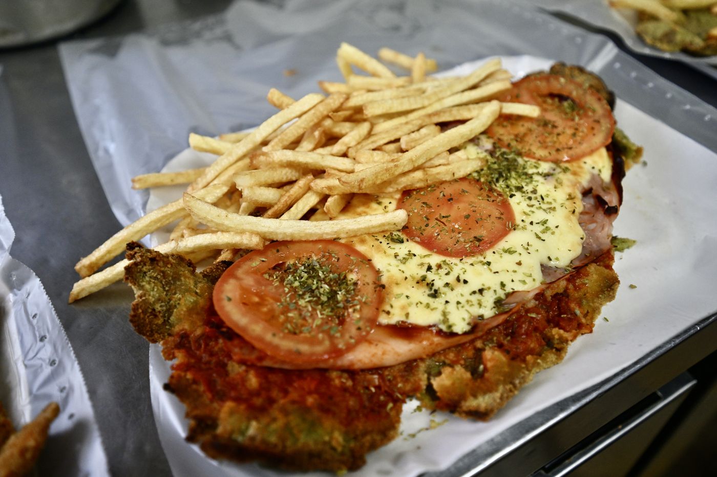 La milanesa verde del bodegón sorprende por su sabor único, gracias a una receta familiar de ajo y perejil licuado