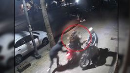 la rapida reaccion de una chica para evitar que le roben la moto en la plata