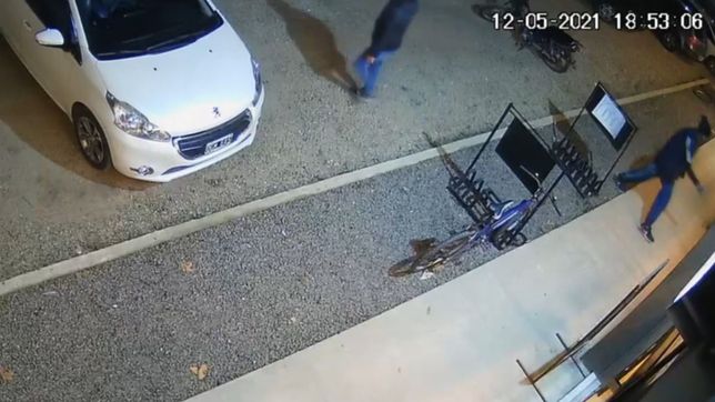 apurate porque te gatillo: dramatico robo en un autoservicio de la plata