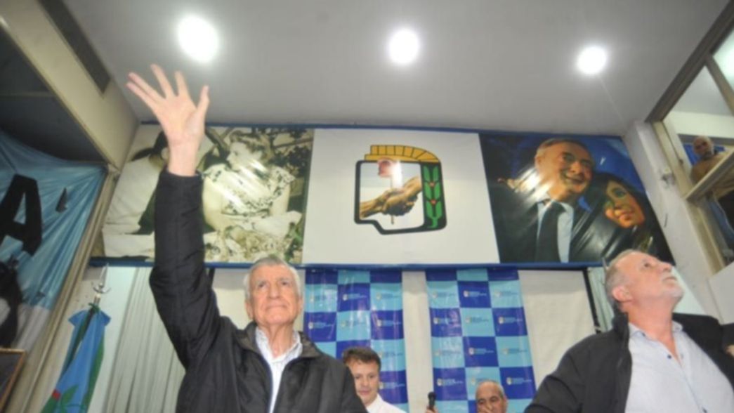 José Luis Gioja visitó el Partido Justicialista platense y fustigó al presidente Mauricio Macri