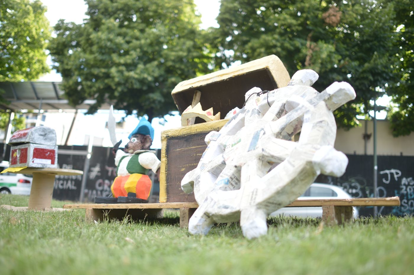 Construcción de muñecos de fin de año (12)