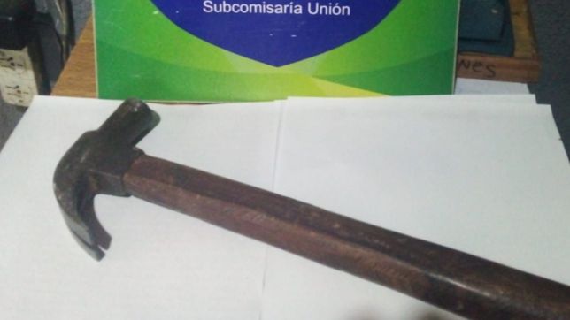 golpeo a su pareja y la amenazo con un martillo en su casa de la plata