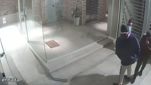 video: asi quisieron ingresar cuatro ladrones a un edificio del barrio el mondongo
