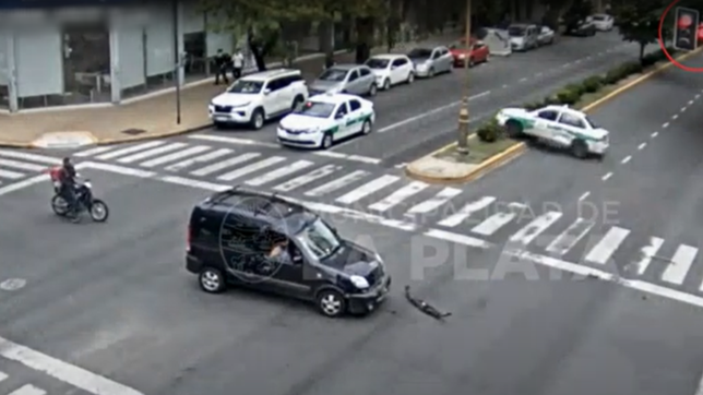 video: un taxista paso en rojo y provoco un choque que pudo ser una tragedia