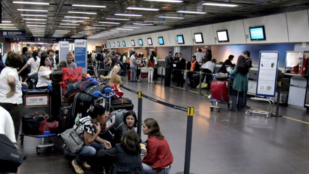 Controladores aéreos levantaron el paro y empiezan a normalizarse los vuelos en Argentina