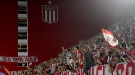 estudiantes retiro de uno su emblematico escudo y lo reemplazara con el nuevo diseno estudiantes retiro de uno su emblematico escudo y lo reemplazara con el nuevo diseno