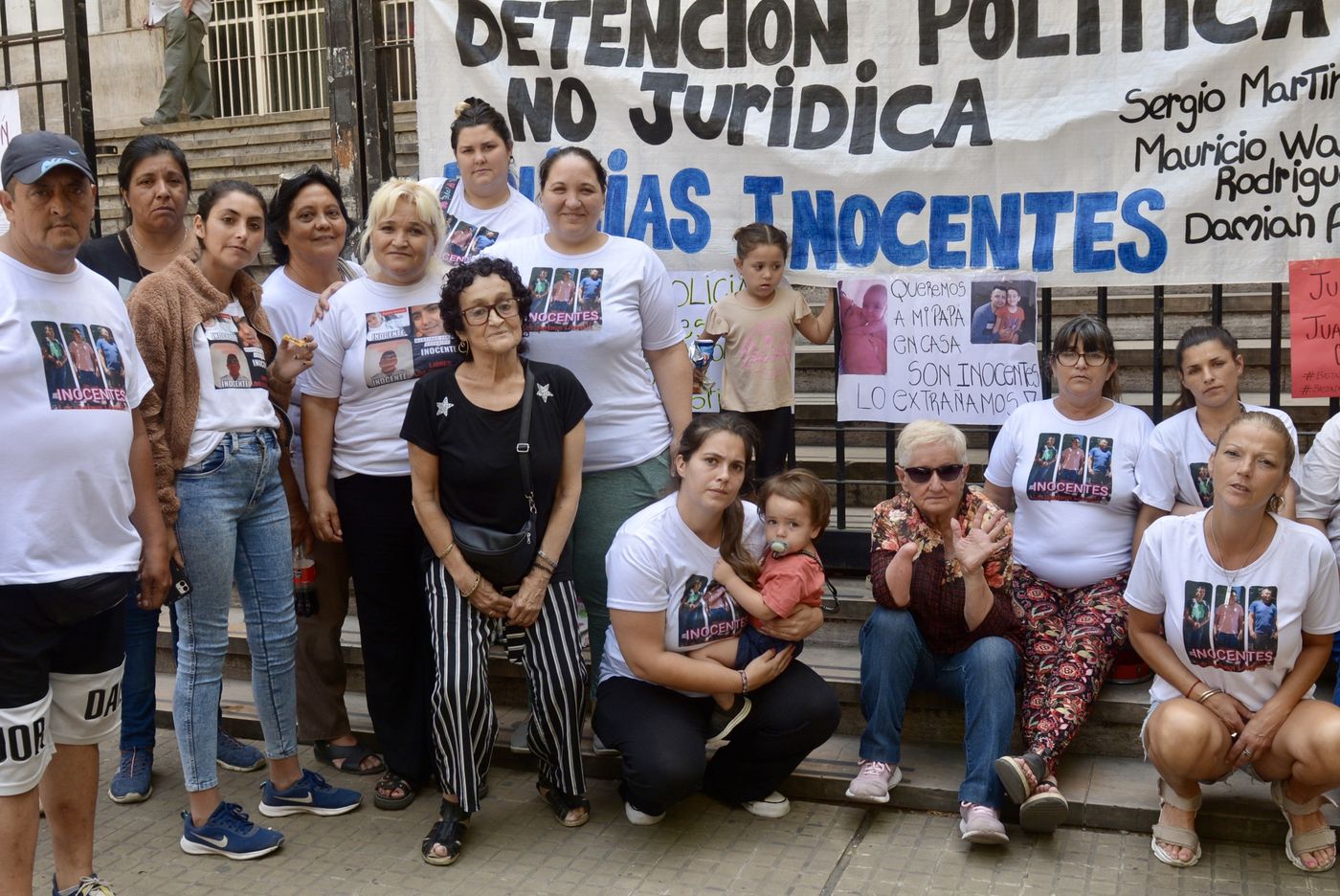 Familiares de policías acusados por la muerte de Lito Costilla 2.jpg