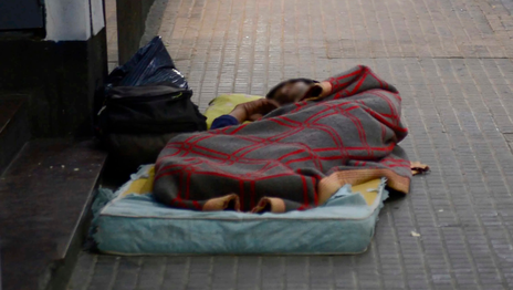 Desalojaron a personas en situación de calle que acampaban a metros de la Terminal de La Plata Desalojaron a personas en situación de calle que acampaban a metros de la Terminal de La Plata
