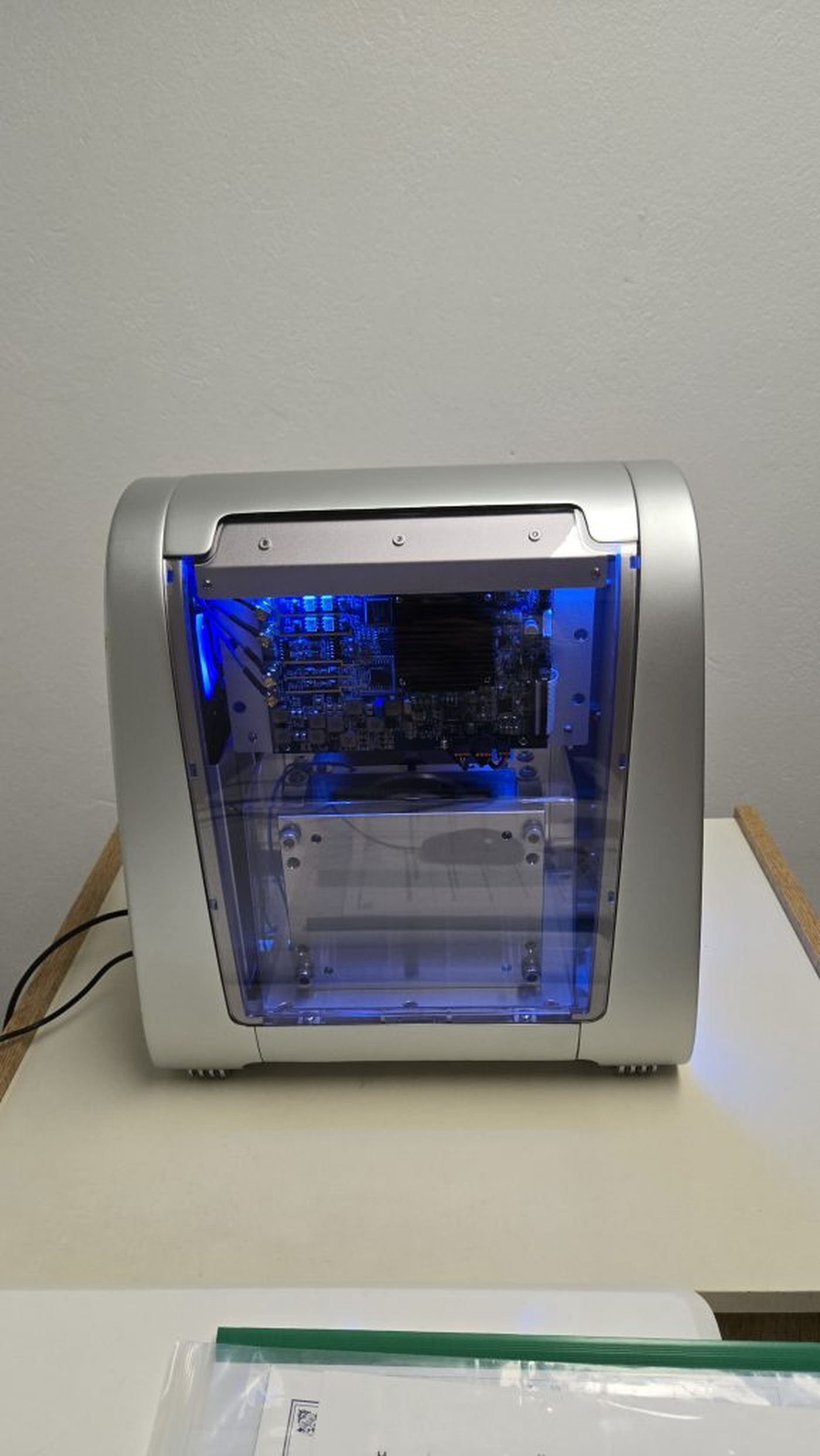 Funciona a temperatura ambiente y permite hacer cálculos a mayor velocidad que una computadora convencional.