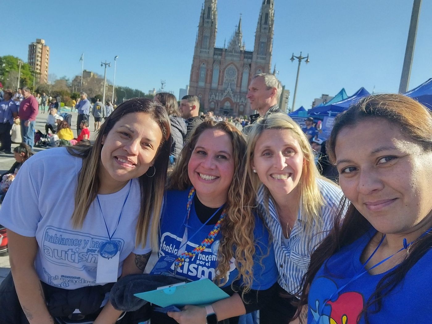 Debora Barani (centro) en una de las jornada de Padres TEA realizada en La Plata