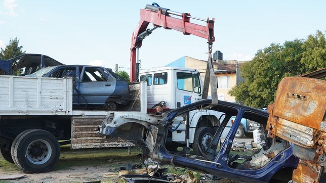 la municipalidad de la plata removio casi cuarenta autos abandonados en una plaza