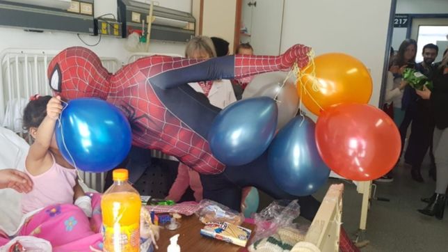 sorpresa para los ninos internados en el hospital de gonnet con la visita del hombre arana