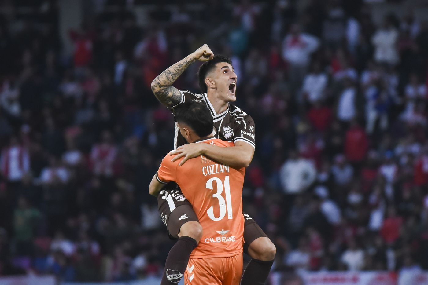 Saborido festeja el gol que le dio el campeonato a Platense