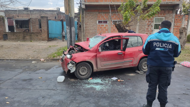 un joven choco contra un camion estacionado, estuvo internado dos dias y murio