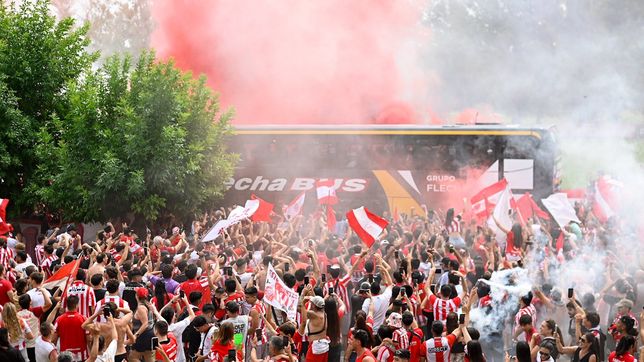 el plantel de estudiantes fue despedido por una multitud en la previa al clasico platense