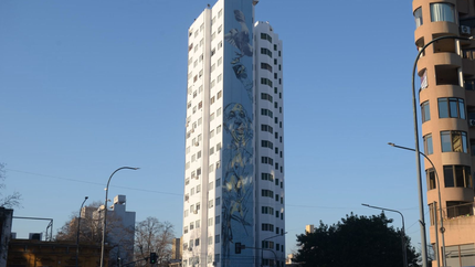 Así avanza el mural gigante del papa Francisco en un edificio a metros de la Catedral