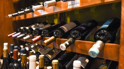 Tres delincuentes armados robaron un local de bebidas y se llevaron valioso botín en botellas