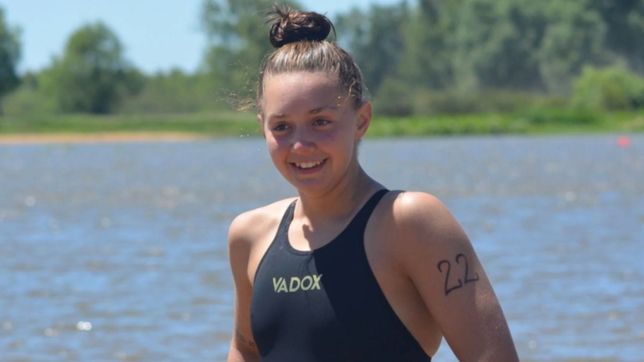 una chica de 19 anos se convirtio en la mas joven en cruzar nadando el rio de la plata
