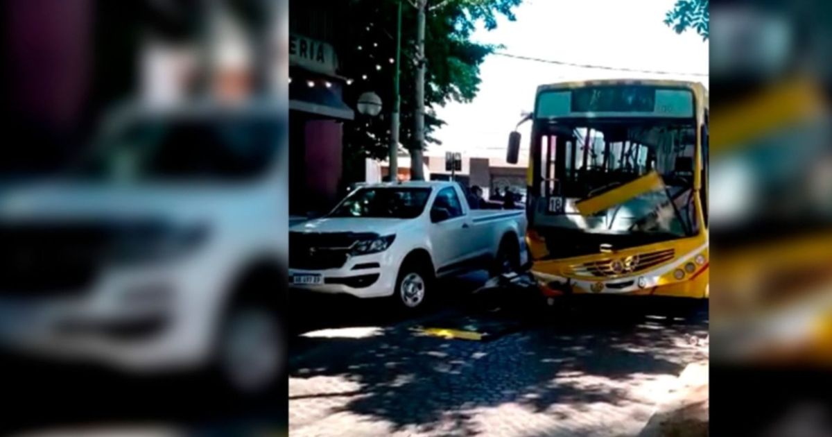 Un motociclista que huía de la Policía chocó y terminó debajo de un ...