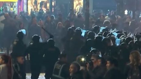 Incidentes y corridas frente al Obelisco durante el banderazo por el Indio Solari