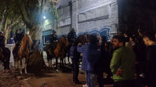 balas de goma, gases lacrimogenos y corridas: represion afuera de la cancha de gimnasia