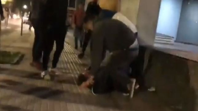 video: choco con un taxi robado, quiso huir y los vecinos lo retuvieron