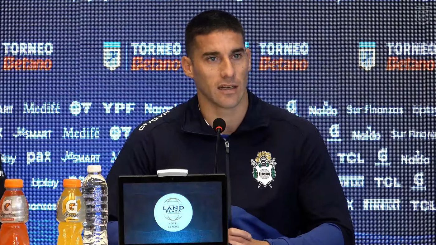 Leonardo Morales conferencia clásico platense.jpg