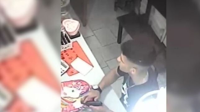 video: pregunto por unas zapatillas, apunto a la vendedora y huyo con $8000