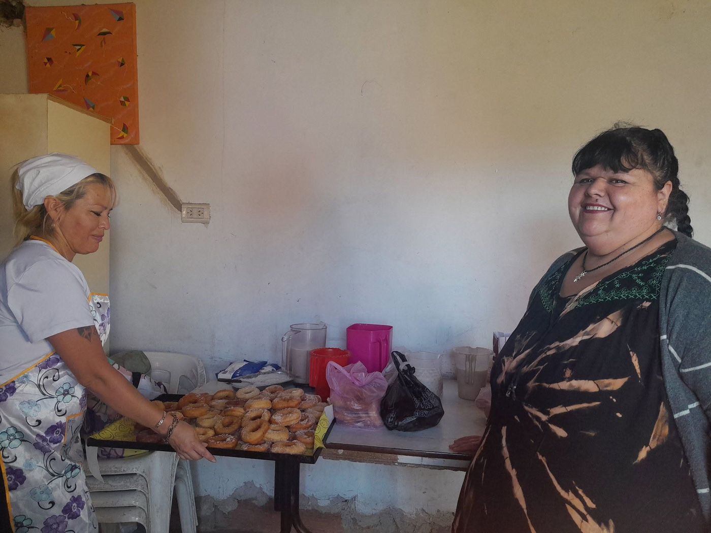 Las madres del barrio de Los Hornos dan servicio a niños y adultos de forma desinteresada.