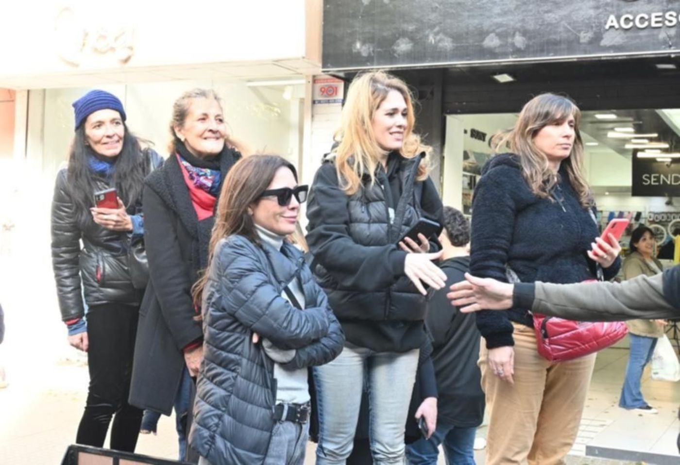 Javier Milei Carolina Piparo Leandro Guma en calle 12 La Plata