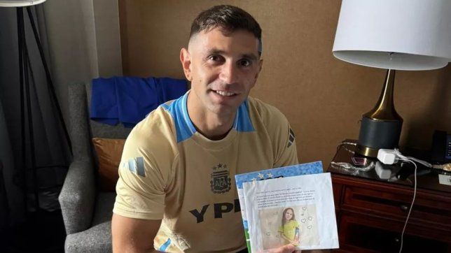el libro infantil sobre el dibu martinez que fue creado por platenses y llego a manos del arquero