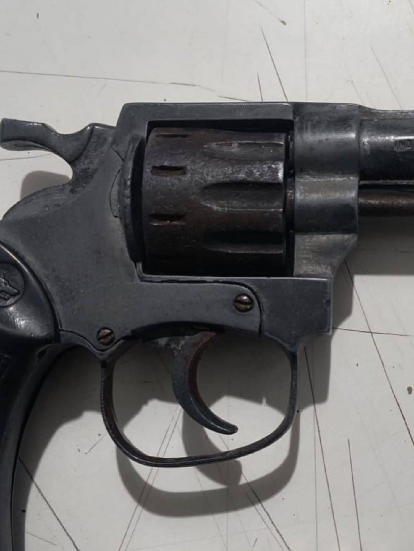 El arma que llevaban los delincuentes que se dieron a la fuga